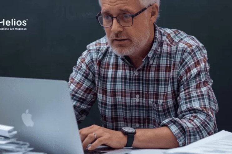 Objednávky z e-shopu, ruční zadávání do systému, kontrola skladů, dohledávání chyb. Na první pohled běžná rutina. Ve skutečnosti ale práce, která firmám bere desítky hodin měsíčně. Podívejte se, proč se vyplatí propojit Shoptet s Heliosem a nechat opakující se kroky na systému.