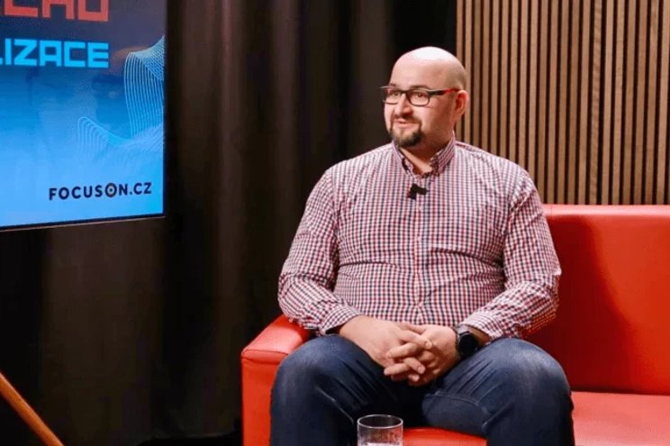 Před sedmnácti lety začínal jako řidič dodávky s hračkami, který po nocích ručně spravoval e-shop v Excelu. Dnes Tomáš Nývlt, vedoucí týmu ve společnosti Coalios, pomáhá firmám nasazovat umělou inteligenci a automatizovat procesy. V rozhovoru pro Focuson.cz popisuje vlastní profesní cestu i to, proč je pro moderní firmy klíčové přestat „datlovat“ a začít část práce delegovat technologiím.