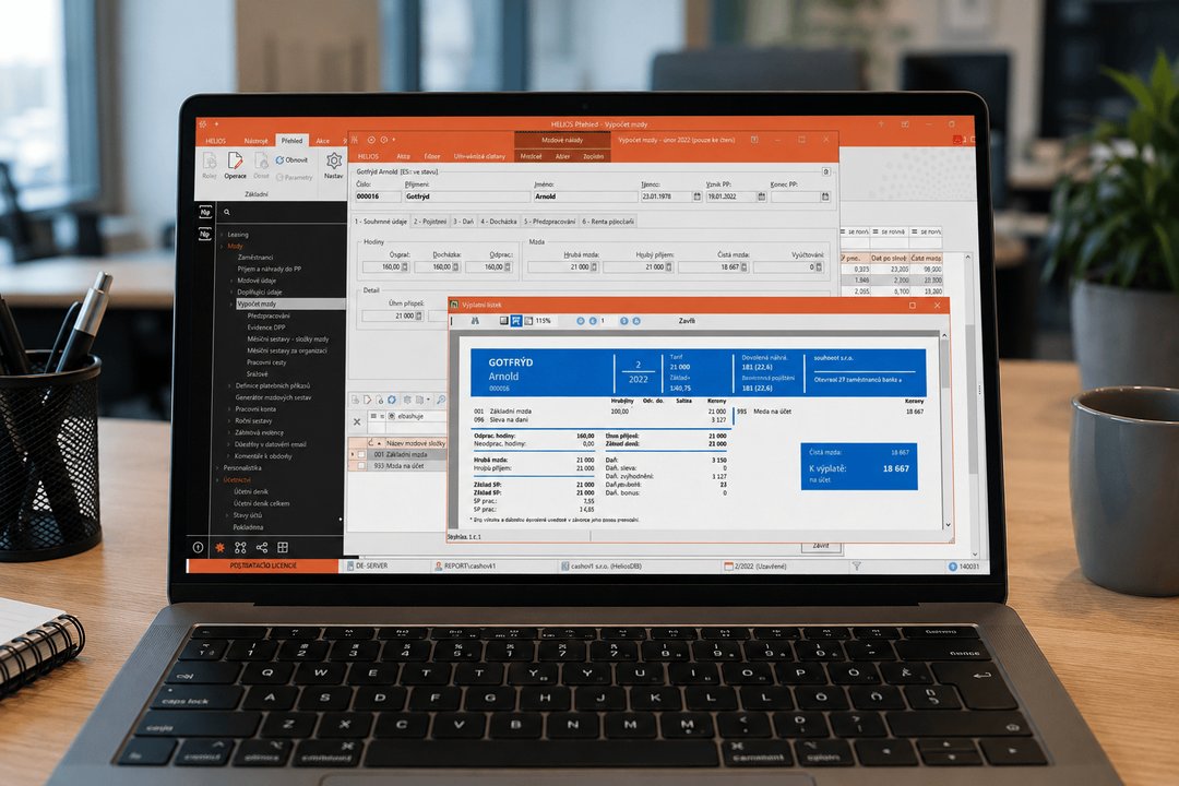 Otevřený notebook s ERP Helios a oknem modulu lidské zdroje