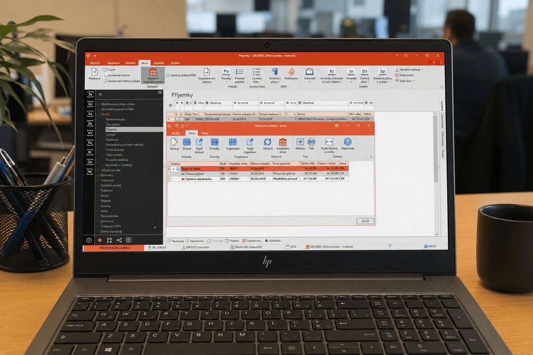 Otevřený notebook s ERP Helios a oknem modulu sklady a obchod