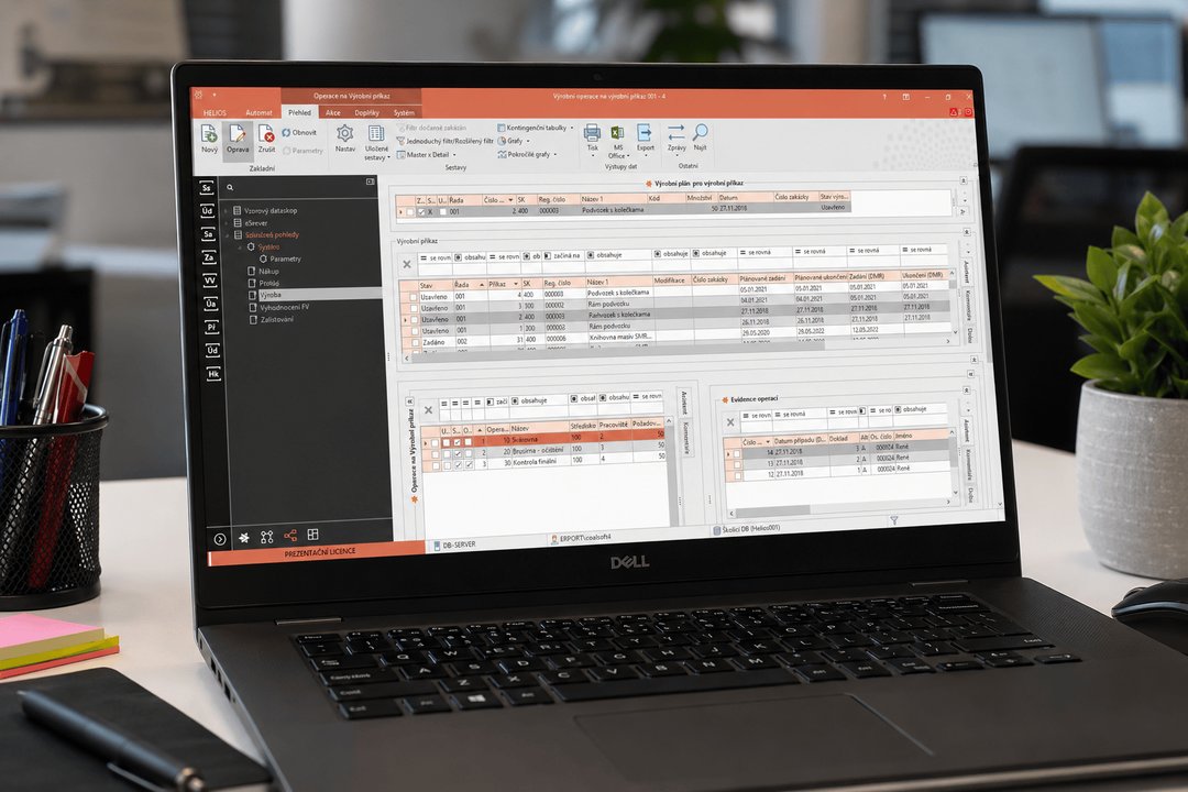 Otevřený notebook s ERP Helios a oknem modulu výroba